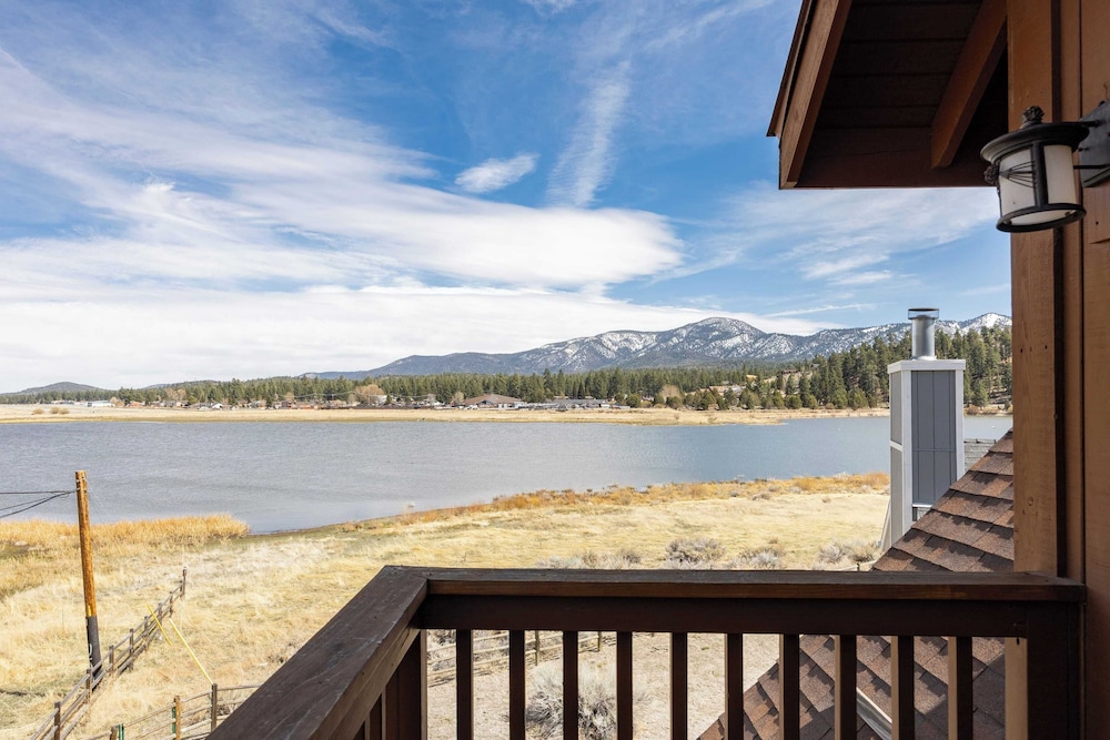 Group Cabin + Lake and Mountain View Pet-friendly, Fireplace, Games, Loft
