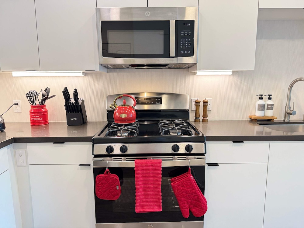 Luxury Stay Near Disneyland Pool Gym Free Parking
