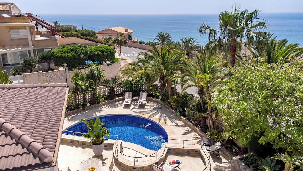 4bed Villa Sleeps 8- Pool, Garden, Bbq, Near Beach