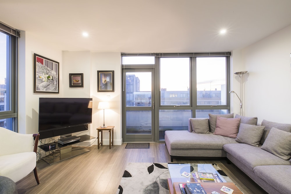 JOIVY Trendy Islington Flat for 2 with Patio