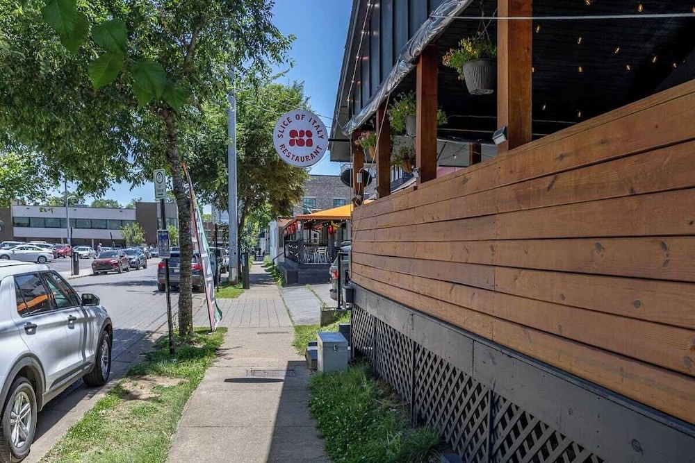 The Nomad 48-person Hillsboro Village Retreat Studio & 1BR Spaces