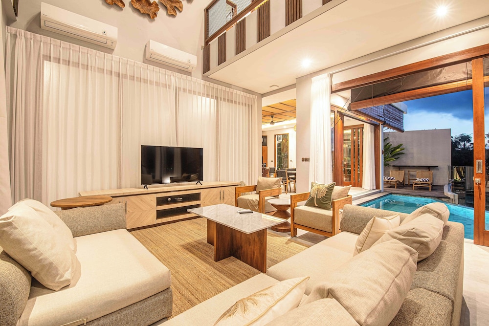 Luxury 5-bedroom Canggu Beach Villa With Scenic Ri