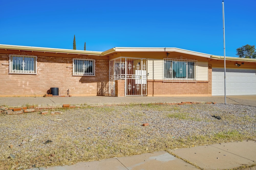 7 Mi to Saguaro Nat'l Park: Tucson Home w/ Yard