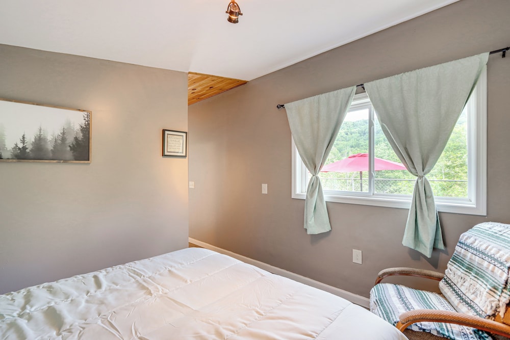 Cozy + Convenient Blairsville Cabin w/ Deck!