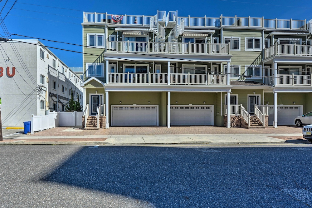 Spacious Wildwood Townhome w/ Covered Balcony view 5