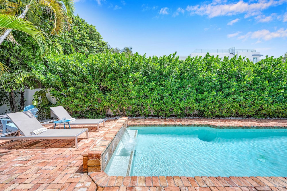 Steps From Beach Quaint Cottage Heated Pool Sand Key Resldences view 2