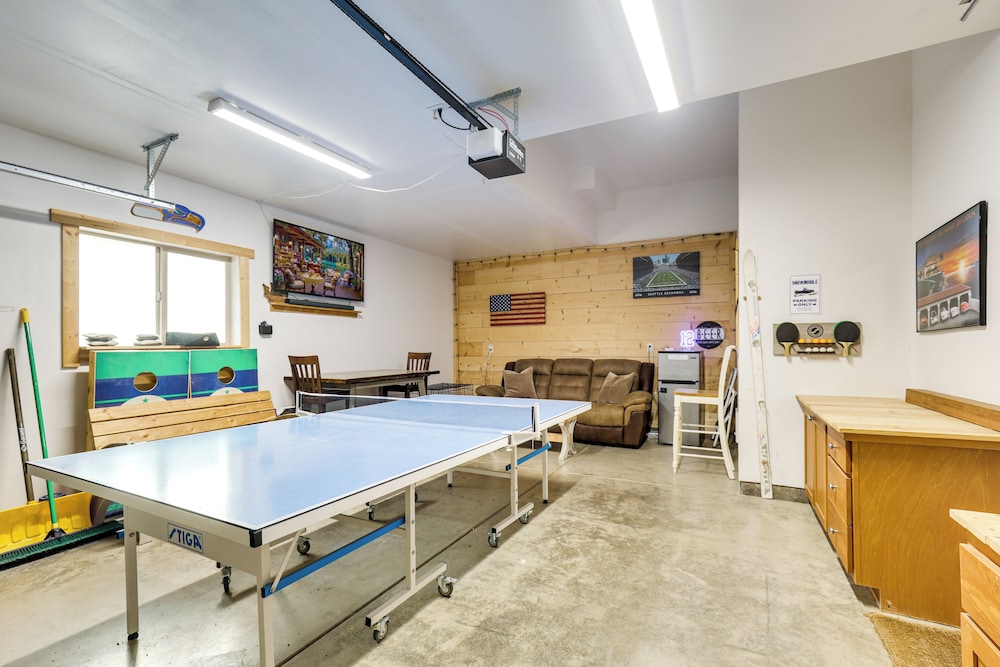 Hot Tub & Game Room: Ronald Retreat 2 Mi to Lake!
