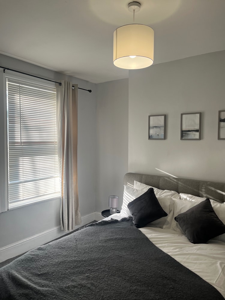2bed Sleeps 3 - Central, Near Train Station, Wifi