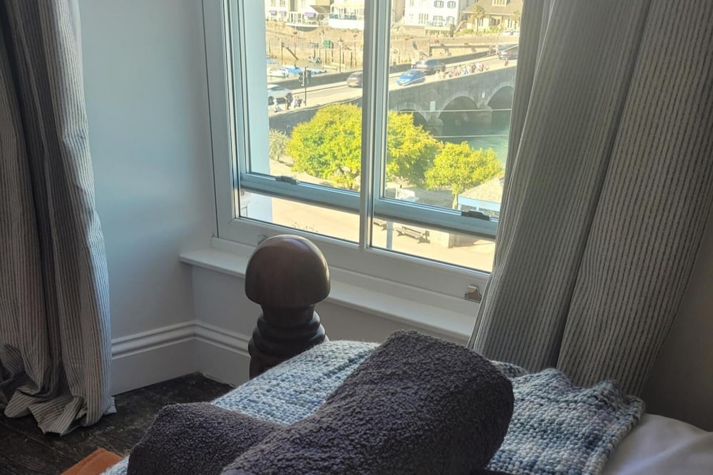 Seaside Escape at Looe Cottage