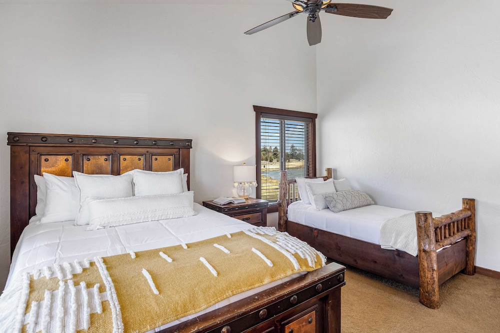 Group Cabin + Lake and Mountain View Pet-friendly, Fireplace, Games, Loft