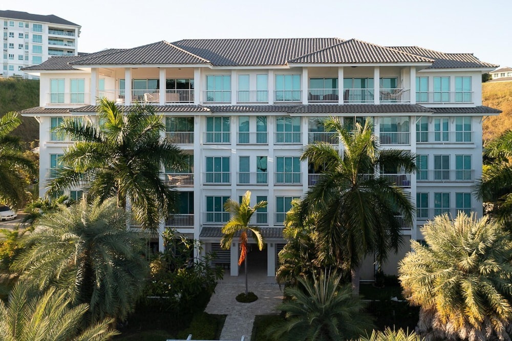 The Beach-front Condo by Acomodo Long Stay Only