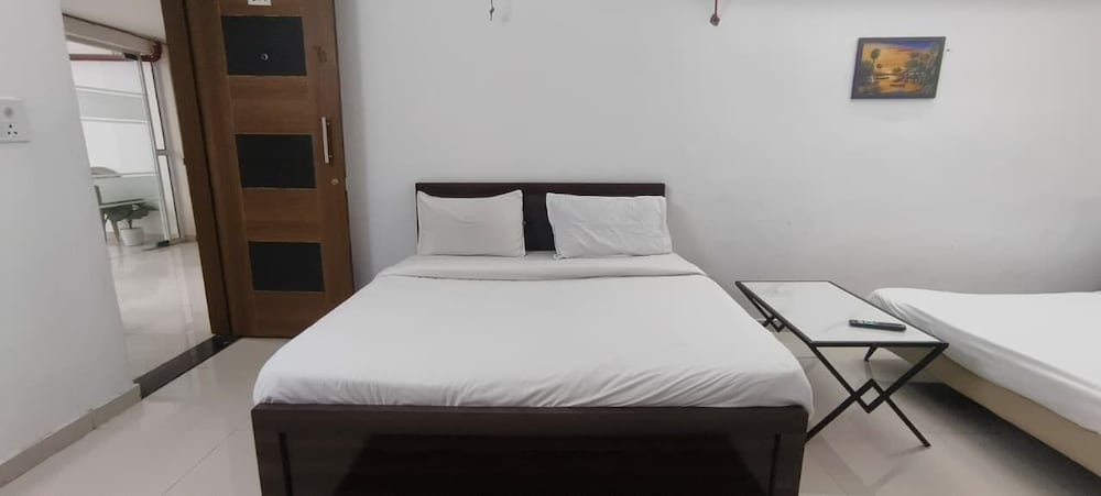 Royal Night Guesthouse - Daman