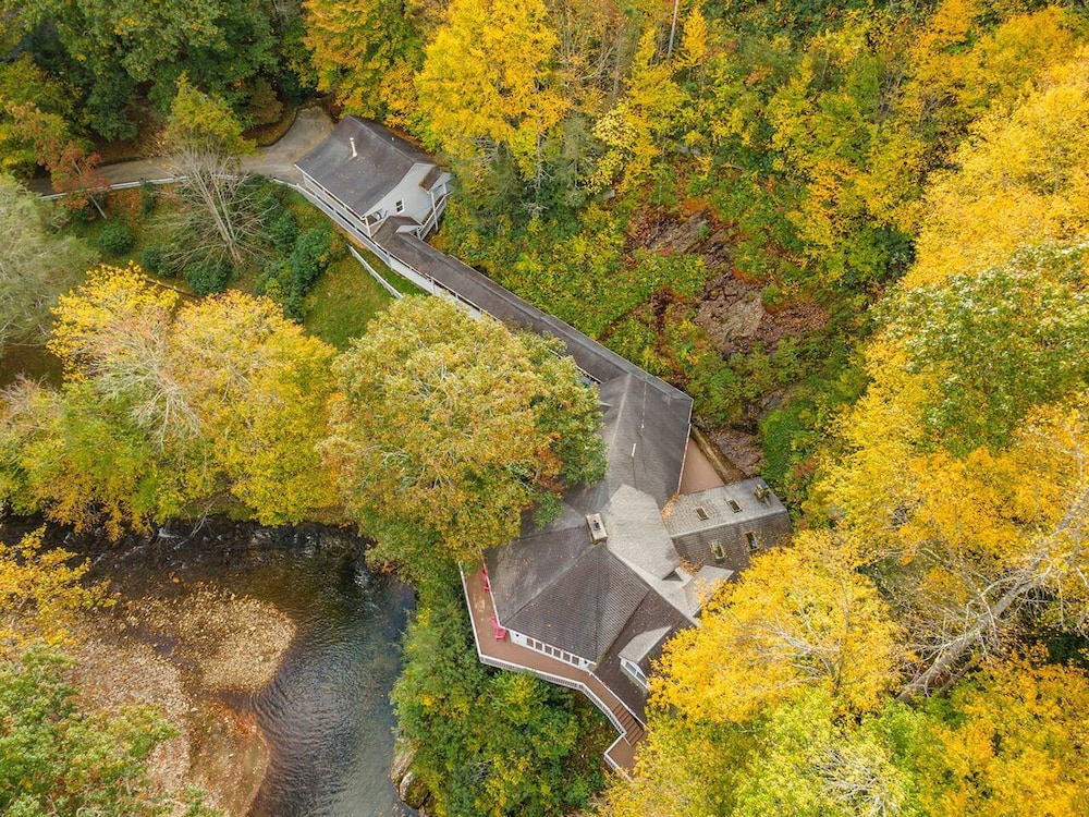 Riverfront Sanctuary Your Mountain Getaway