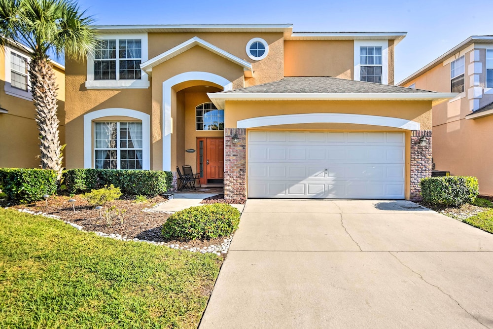 Luxe Terra Verde Villa w/ Theater: 6 Mi to Disney!
