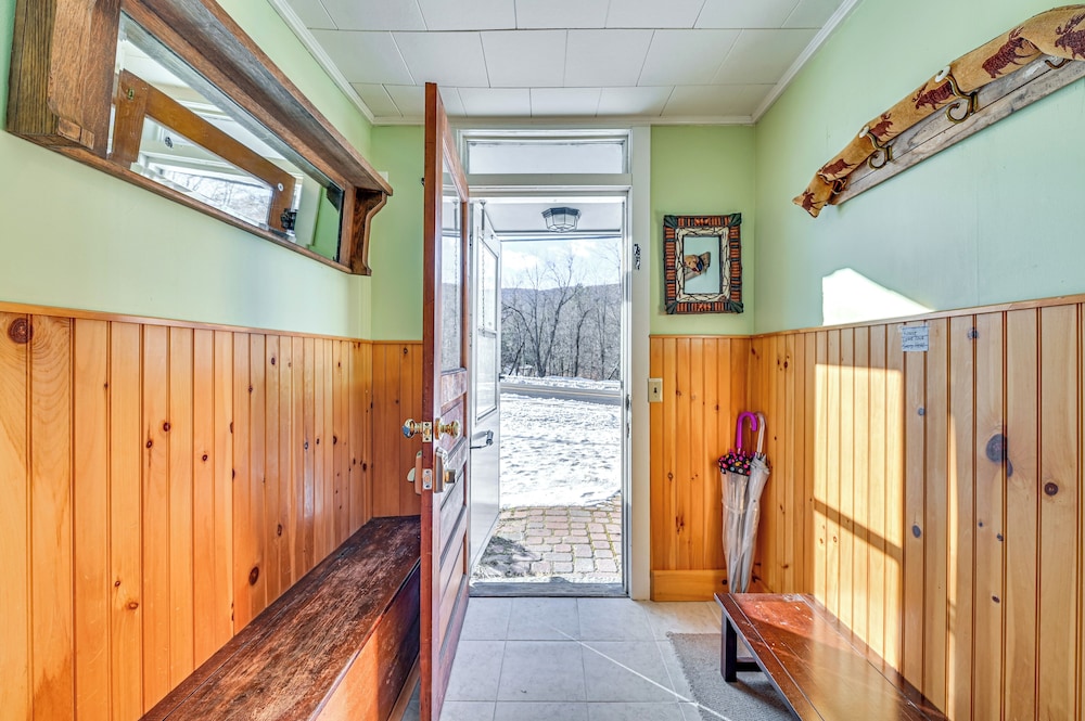 Walk to Town & River: Cozy North Creek Cottage