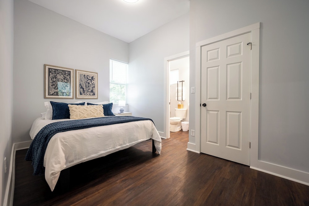 Spacious 5-Bedroom Blue Bungalow