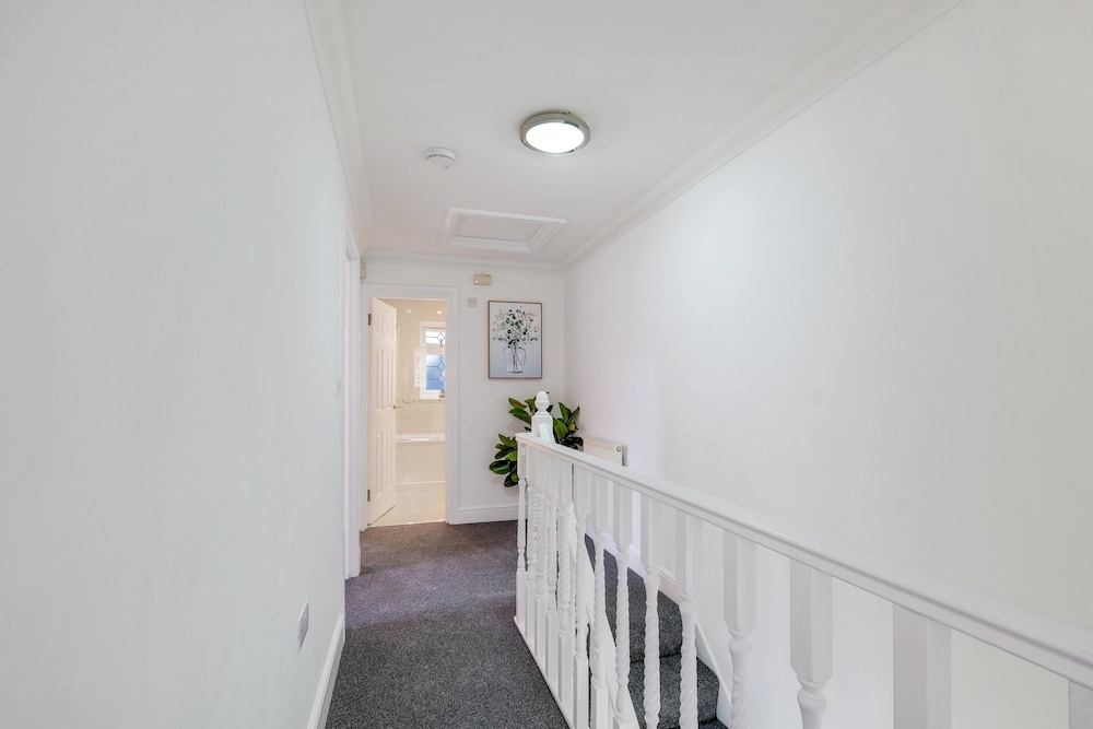 Isher 3 Bedroom 2 Bath Hse with Parking