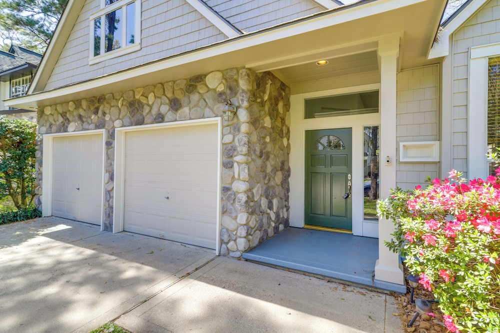 Hot Tub, Fire Pit: Retreat in The Woodlands!