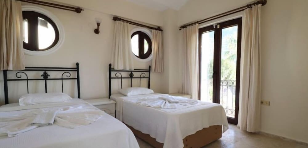 Villa XT15 by JoyLettings view 3