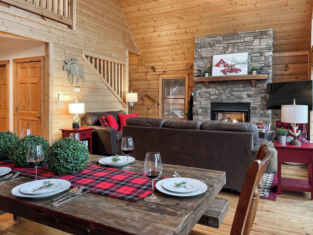 3 Kings 4 Bunks-sleeps 10-smart TV X6-parking out Front-full Kitchen-hot Tub