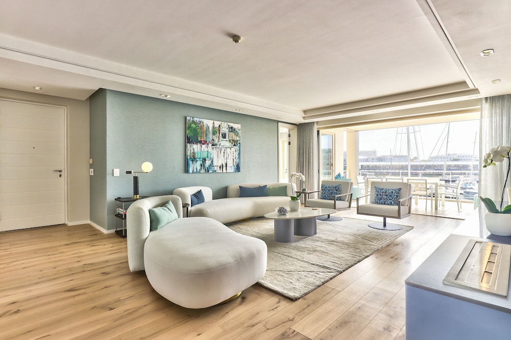 Superior Three Bedroom Apartment