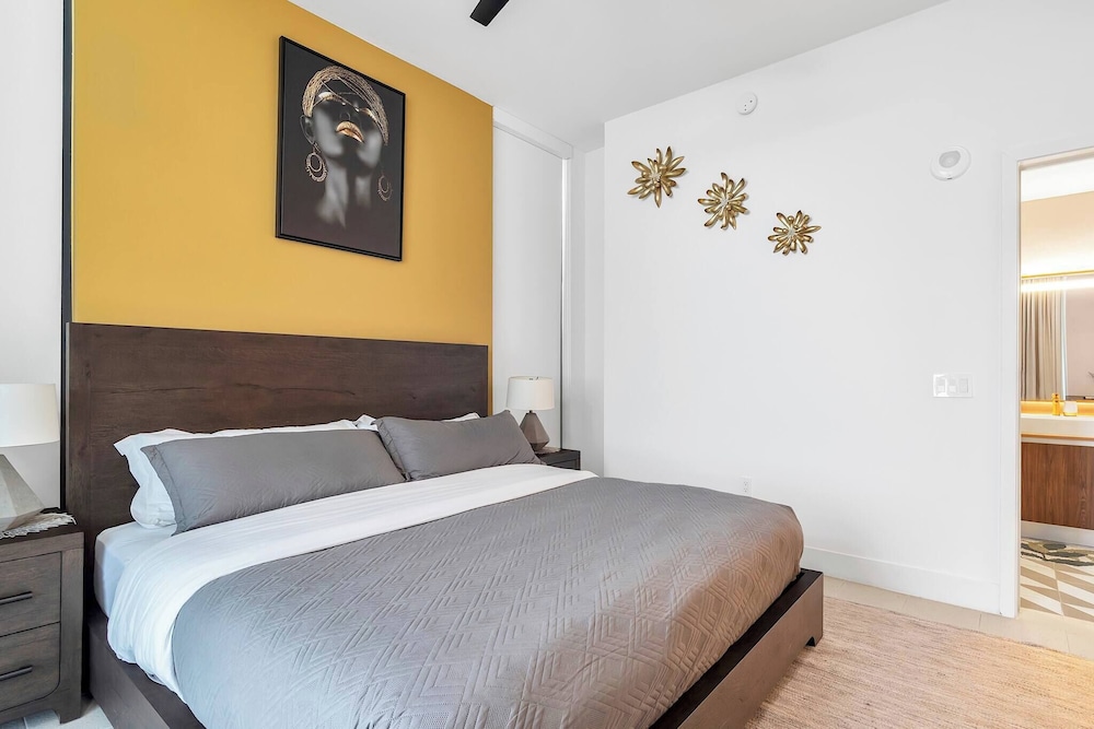 3BR Penthouse Direct, Stunning Water Views