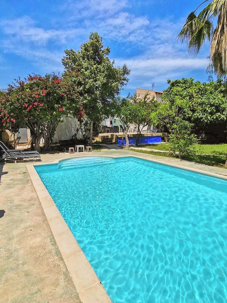 House With Exclusive Pool and Garden 7 min Walk From the Beach and the Center