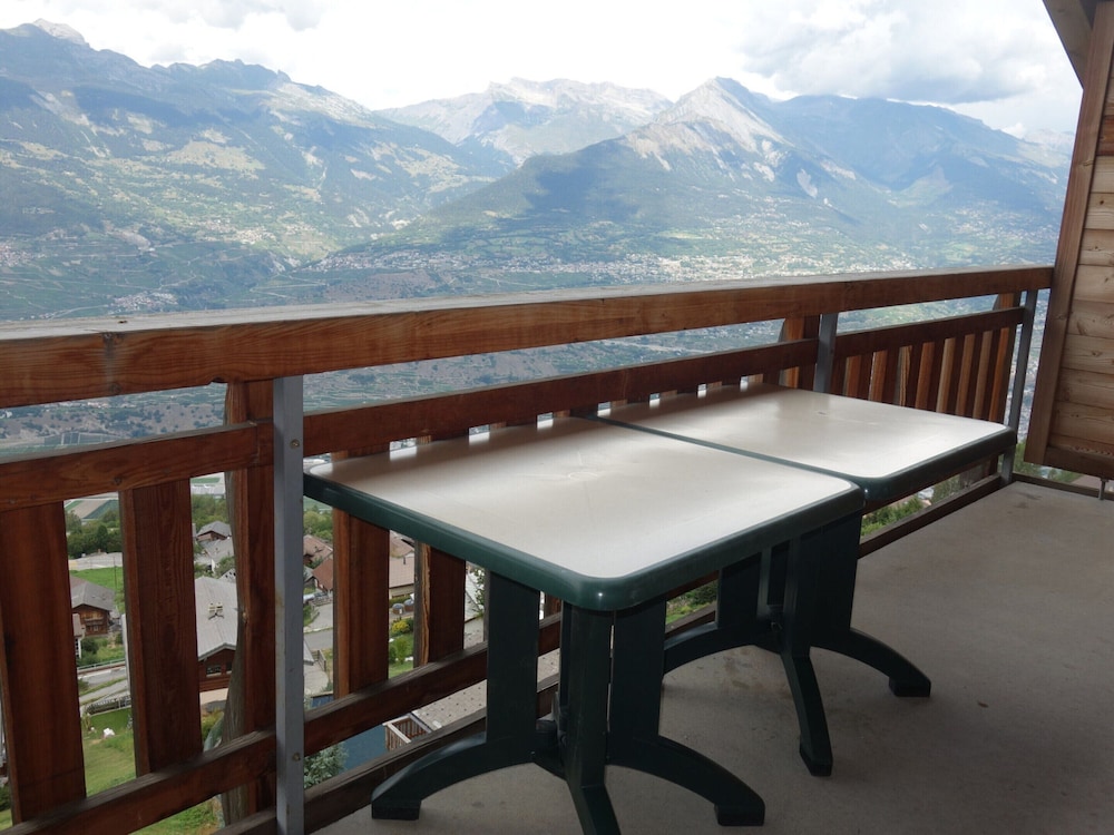 Hilltop Apartment With Views