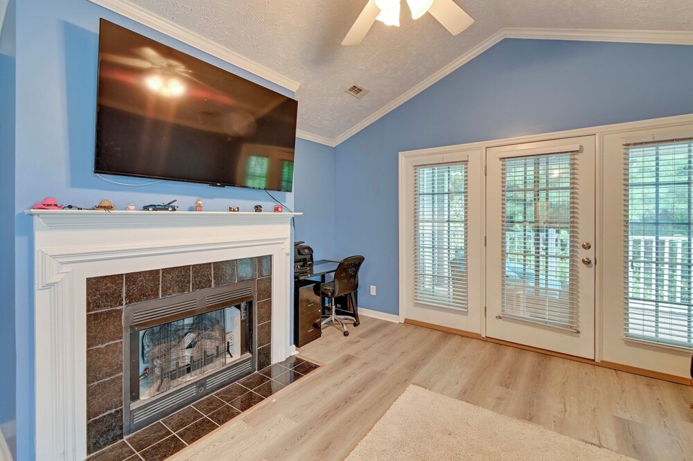 Lake & Pool Access, Home Gym: Fayetteville Condo!