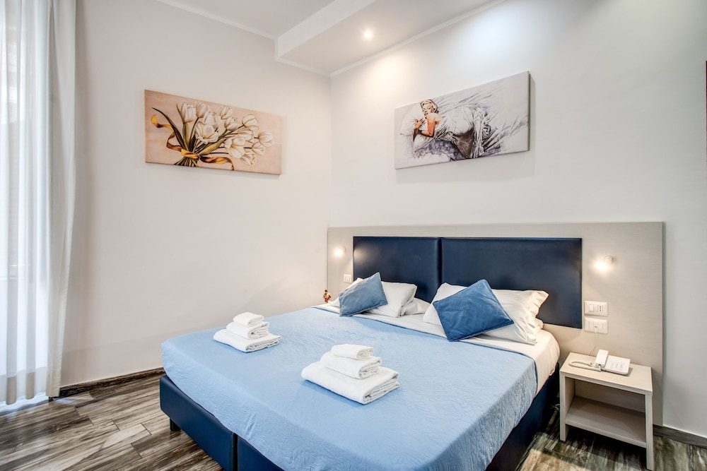 Napoli's Gold Hotel