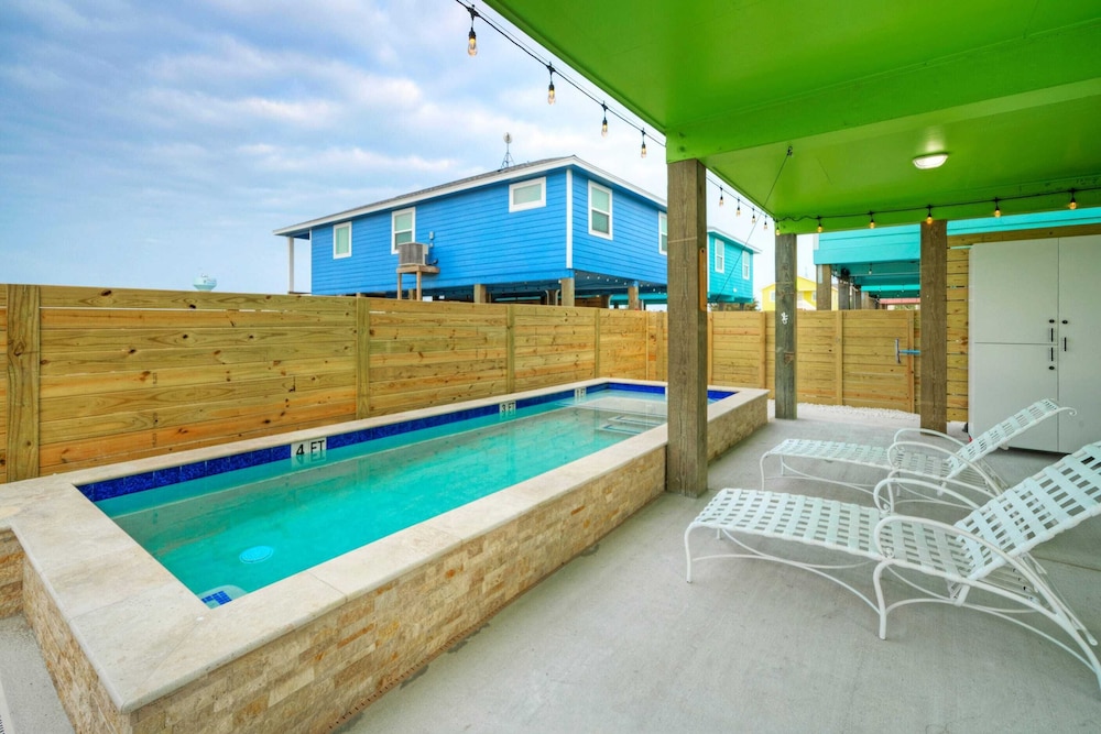 Sleeps 21, 2 Homes Private Pool, Patio Lounge w/ Fire Pit, Bar, TV, & Games