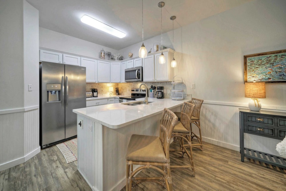 Sleeps 29, 3 Homes Beachside Resort Pool, Walk to the Beach