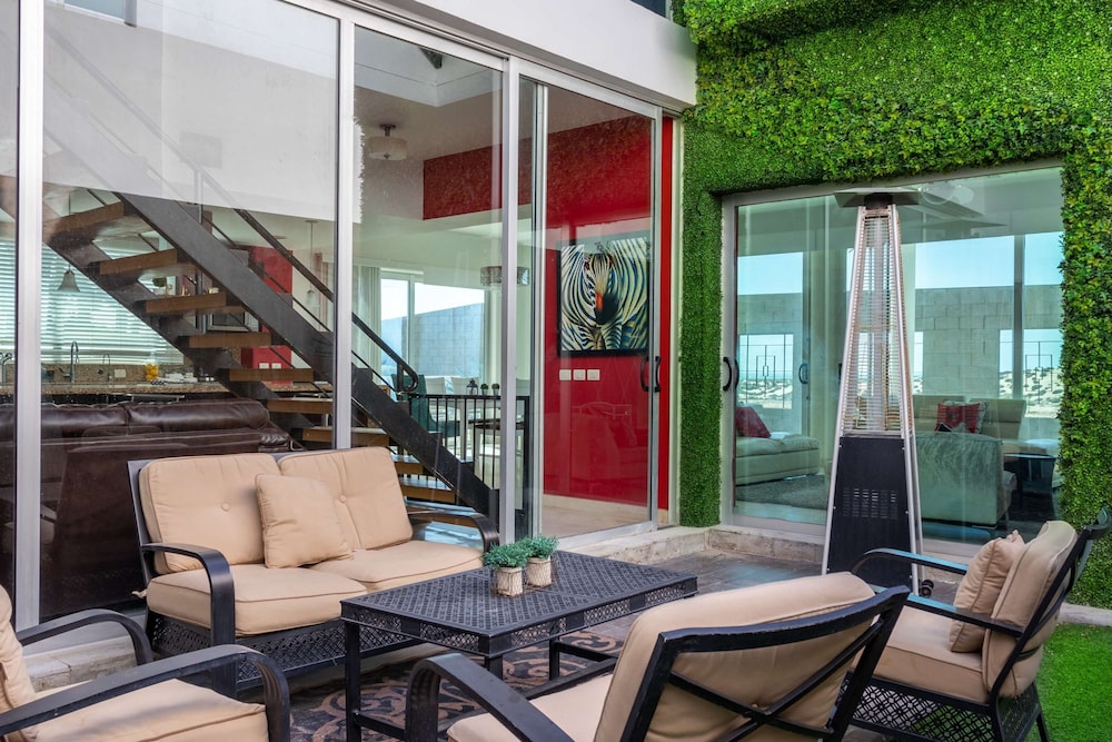Hidden Gem Villa With Serene Beach Pool Access