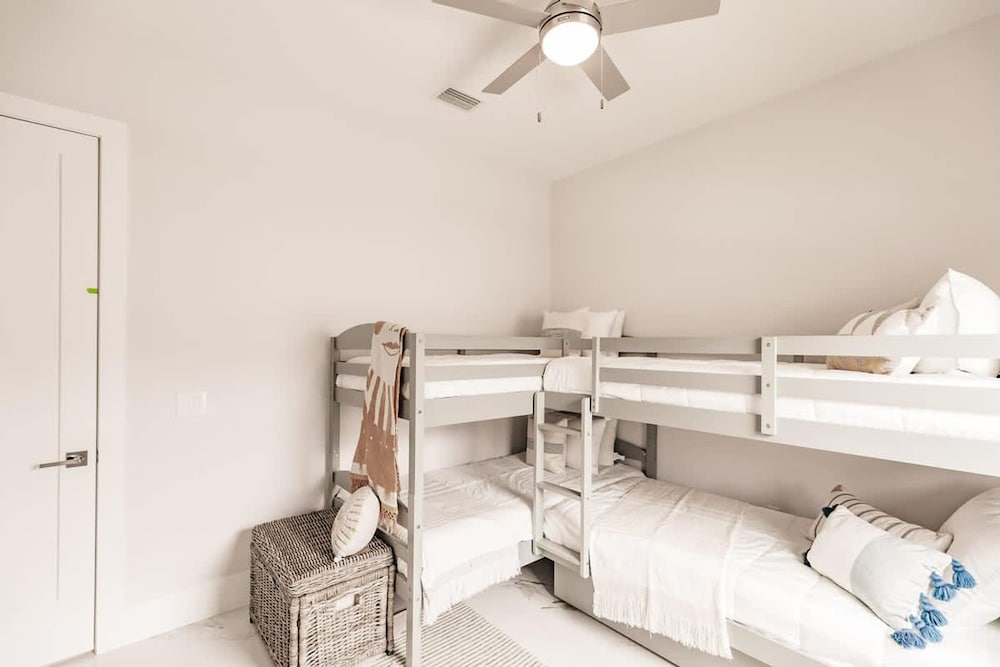 Luxurious Naples 4BR w Pool by Vanderbilt Beach
