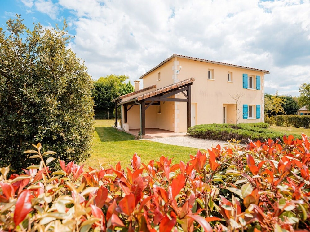 Modern Villa With Large Garden en Vasles