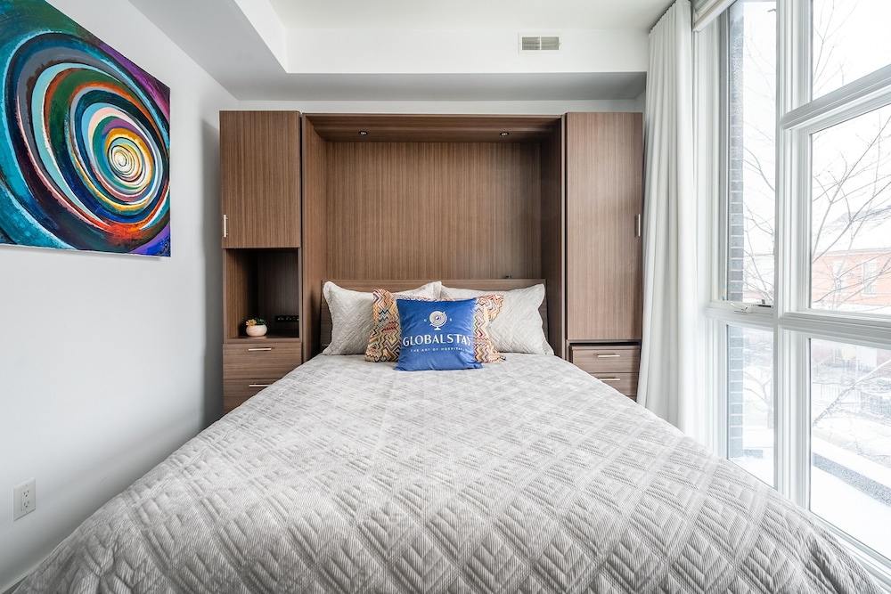 Luxury 4BR Townhouse in Downtown Toronto - Image 2