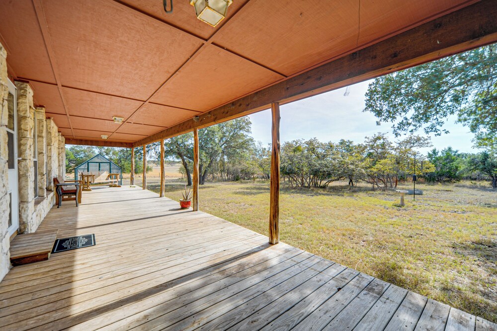 Pet-friendly Hill Country Retreat w/ Deck!