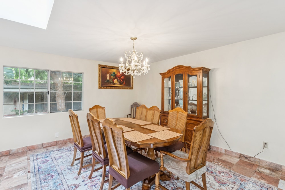 Russell House Near Hollywood & Griffith Park 3 Bedroom Home