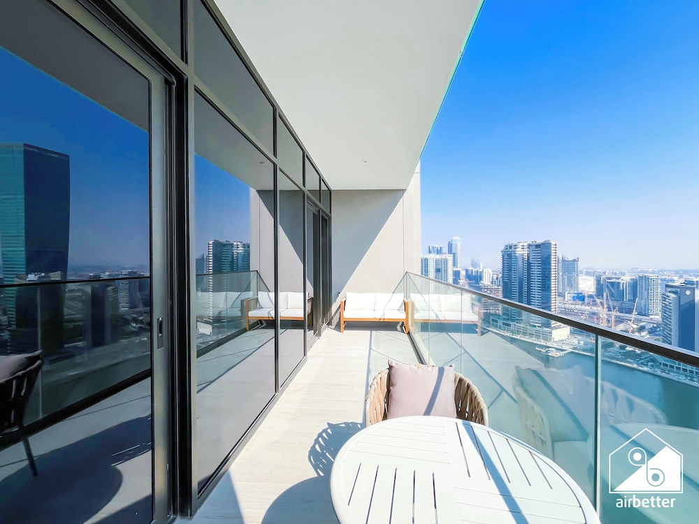 Luxurious 3BR Canal View Apartment Pool + Gym