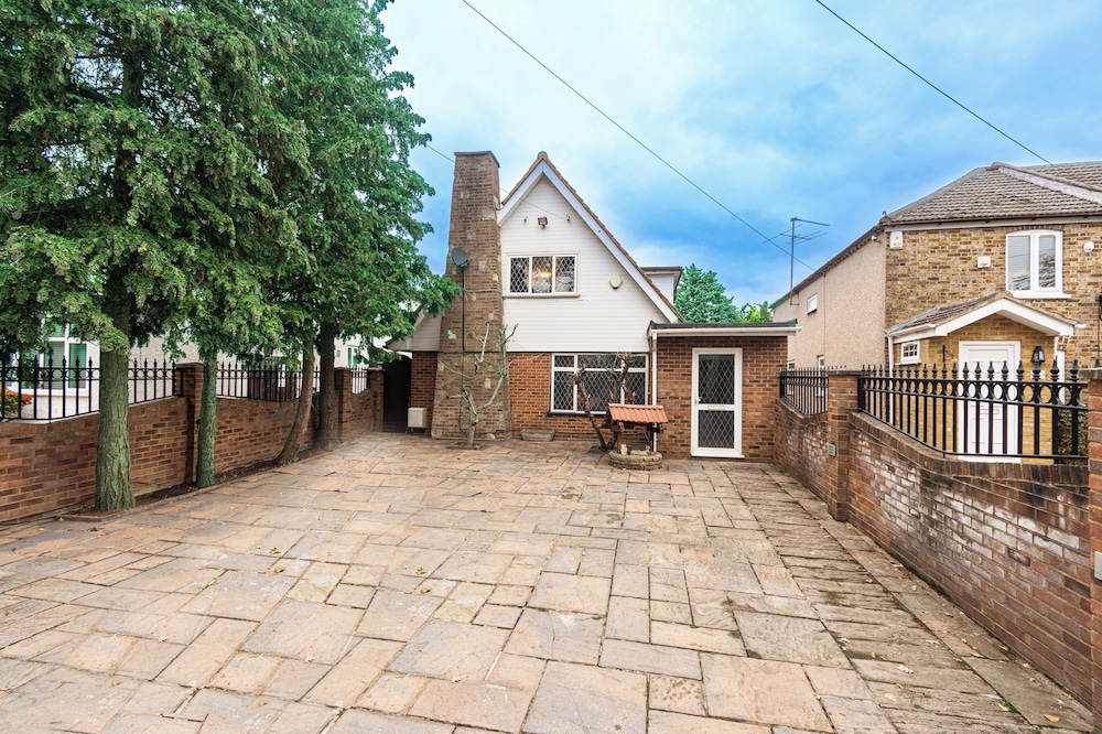 Heathrow House with Hot tub and Garden