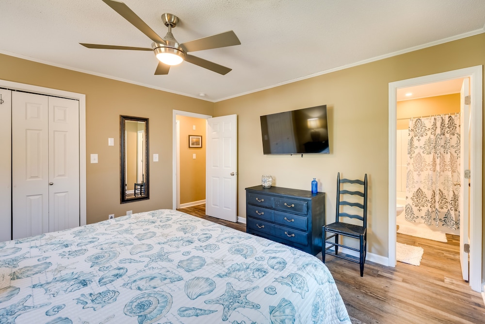 Lovely Emerald Isle Home, Walk to Beach!