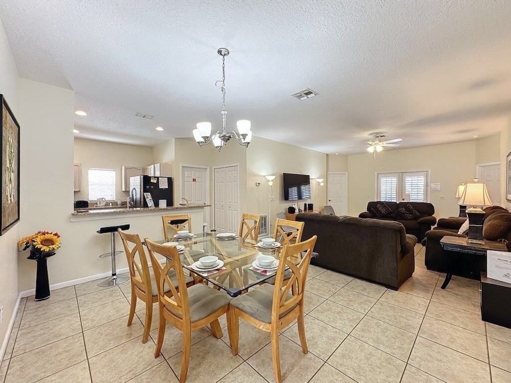 Walk To Silver Spurs Rodeo And Heritage Park 4 Bedroom Home