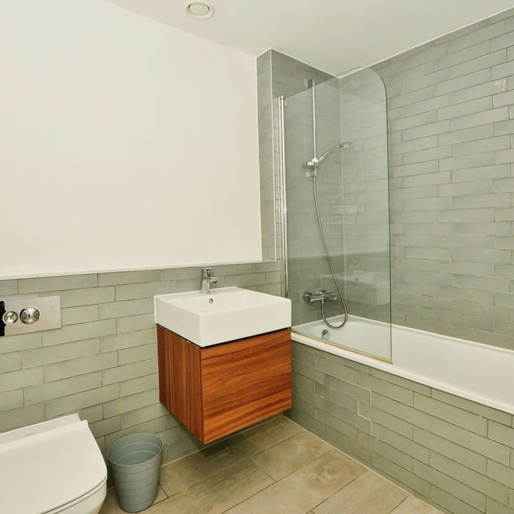 Sleek 2 Bedroom Apartment - Sofa-bed - Ashford view 3