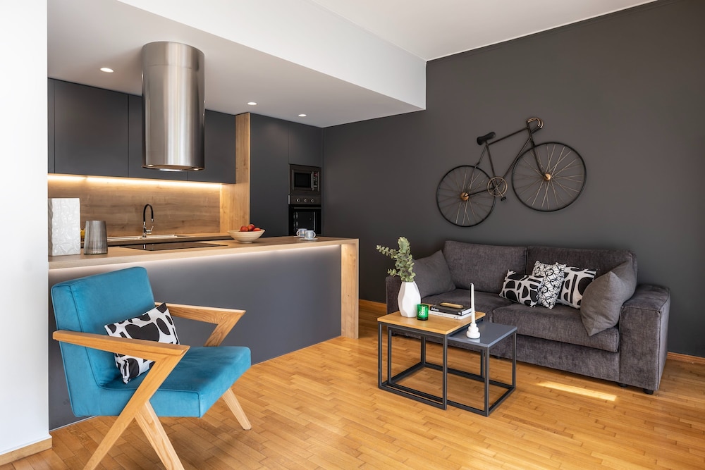 Spacious 3-bedroom Getaway With Balcony in Glyfada