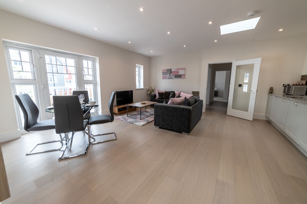 Reading Green Park Village Serviced Apt