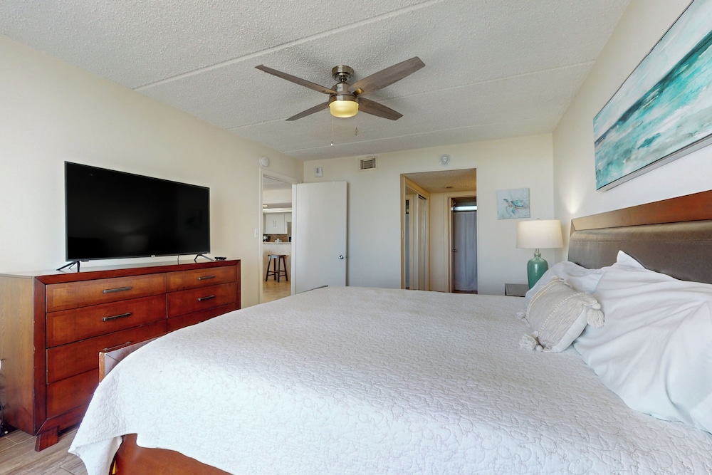 Gulf-view Corner 3BR w/ Balcony & Luxe Amenities