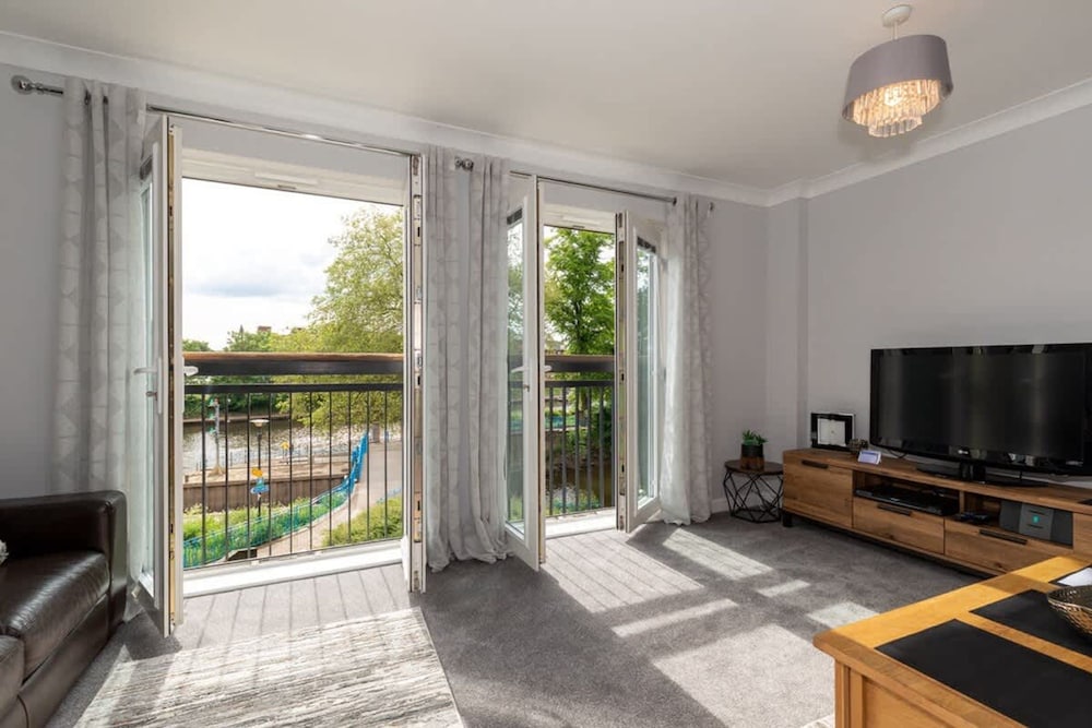Blue Bridge View - Sleeps 7 With Free Parking