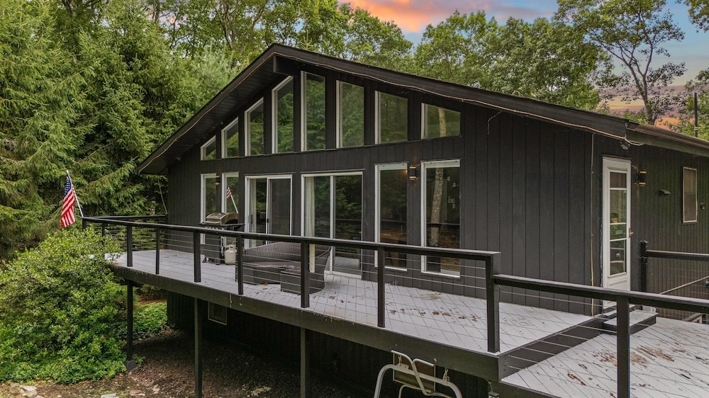 The Evergreen Escape by Avantstay Modern Cabin w Volleyball Court Hot Tub