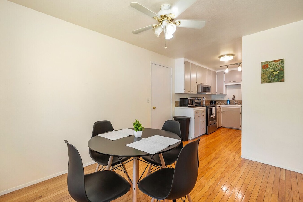 Family-friendly 2BR Home in Lynnwood w Parking