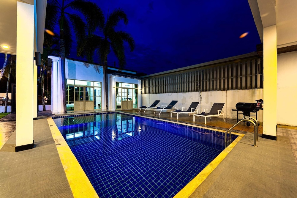 Beautiful 4-Bedroom Pool Villa BL9